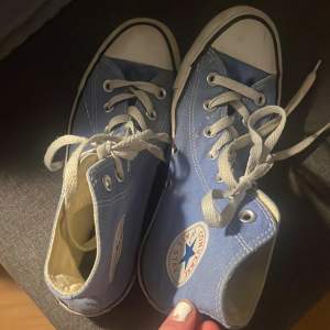 ljusblåa äkta converse, passar ungefär storlek 38-39 skorna har varit använda mycket men fungerar bra fortfarande💕 färgen är unik därav priset
