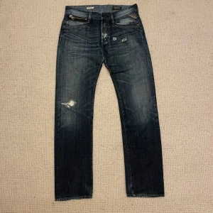Replay jeans ripped - Hej! Säljer nu dessa super populära replay jeans. Modellen är 184cm och väger 68kg. Nyskick!