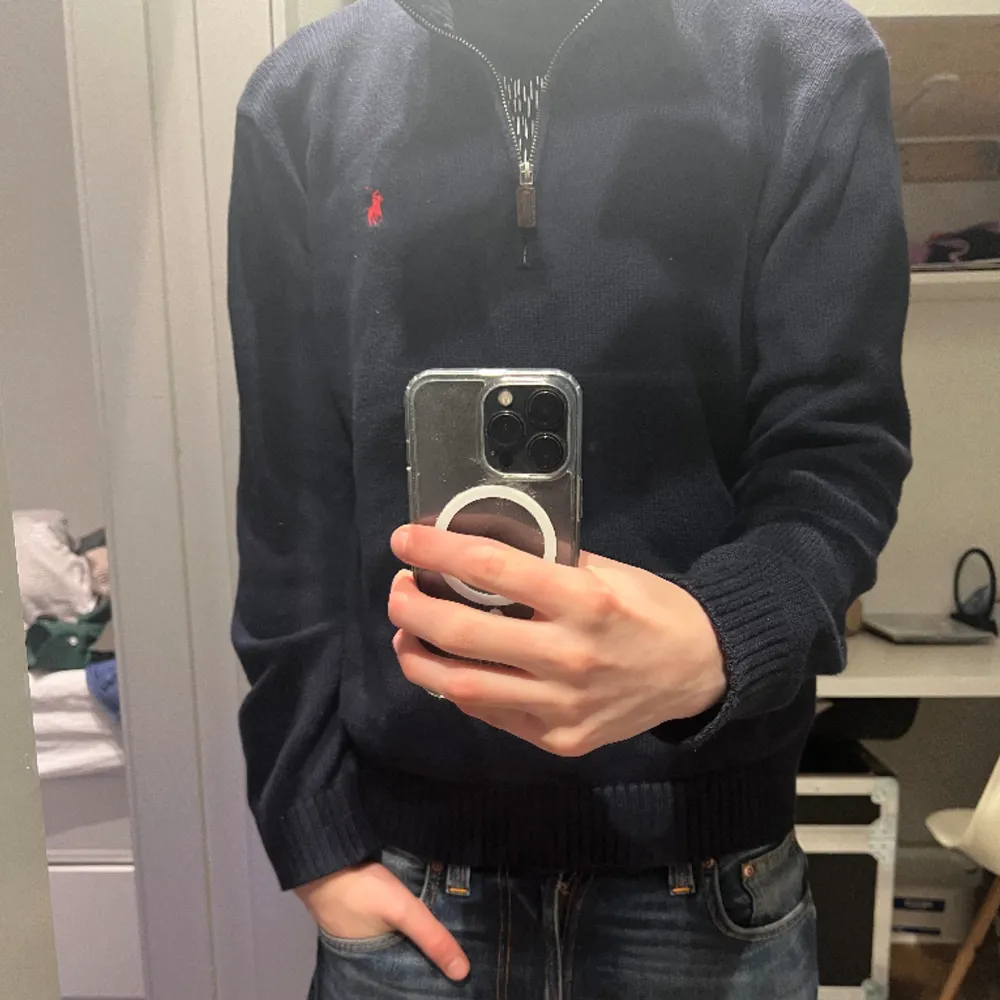 Snygg ralph lauren half zip som är sjukt populär bland ungdomar idag. 9/10 skick och skön passform.  Dm för fler frågor eller bilder. Hoodies.