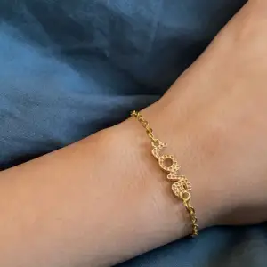 Guldigt Kedjearmband med berlock där det står ”Love” för endast 79kr!🎀💕