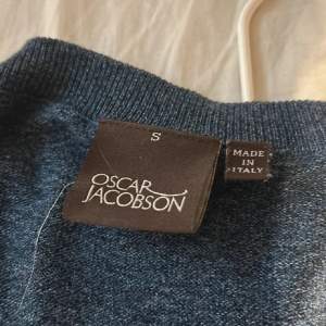 Tjena, säljer nu denna Oscar Jacobsson tröja, köpt på debut för 1600 kr, inga defekter, inte alls mycket använd, vid snabbare affärer kan pris diskuteras 