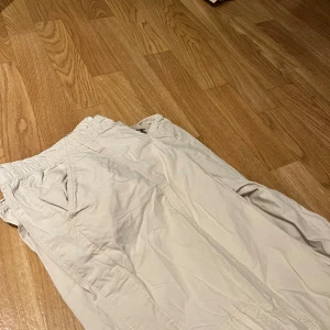 Urban Outfiters BDG Cargobyxor - Säljer dessa fina beige cargobyxor. Nypriset är 799, men jag säljer billigare. De är i en storlek M. Har använts typ 4 gånger.