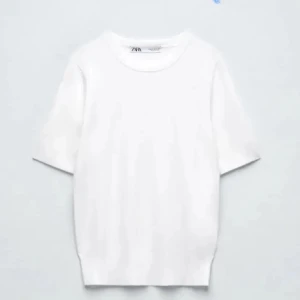 Stickad t shirt - Säljer mina trekvarts tröjor från zara❤️ jätte bra skick och jag säljer för att de inte kommer till användning, jag har också en i grå som jag säljer men hittade ingen bild men skriv privat för egna bilder😊