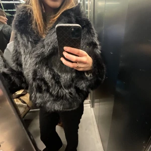Pälsjacka - Säljer min fina pälsjacka då den inte kommer till användning 🖤