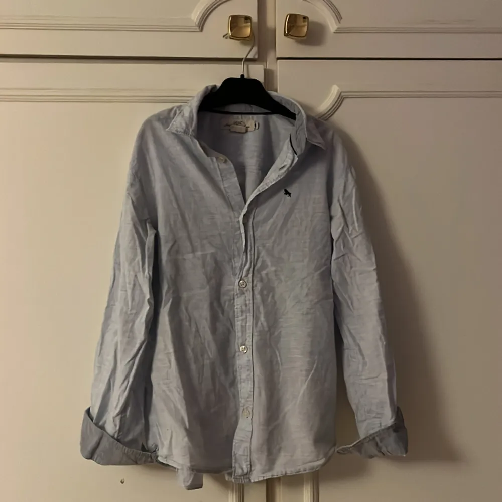 Hej säljer denna linneskjortan som har en sjukt snygg färg, färgen är ljus blå, den passar om man är runt 150-160cm  och skicket är 8,5/10. Kan strykas vid köp✅. Skjortor.