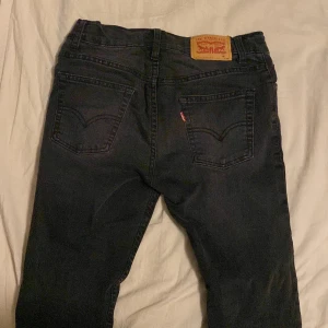 Svarta Levi’s jeans för barn  - Köpt på kids brand store. Helt okej skick. Inte super mycket slitage men ändå inte nyskick. Fråga gärna vid fundering?