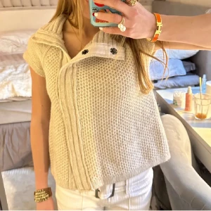 Kortärmad stickad kofta - SÅ snygg o eftertraktad, finns inte att köpa längre💓 As nice nu till våren & varm🥹  Inga defekter🫶 Första 2 bilderna är lånade!!