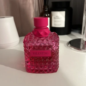Valentino parfym - Hej tjejer säljer denna parfymen som är en limited edition. Säljer den då lukten inte är direkt för mig🩷 köpt på kicks för 1 825 kr och är i 100 ML det finns ungefär 70 ml kvar i burken 🩷