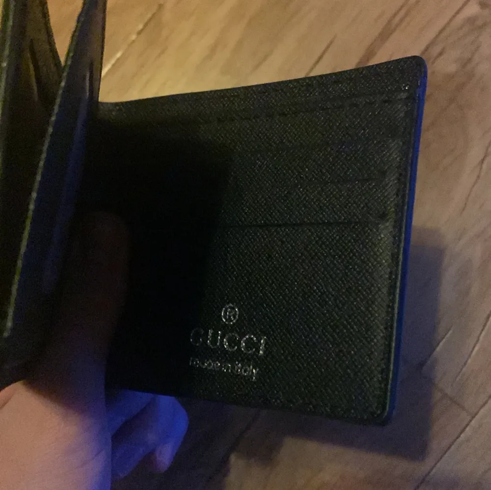 Gucci plånbok 1.1! Helt ny säljer pågrund av att jag inte har någon användning för den men hör av dig vid minsta funderingar å pris kan diskuteras 🙏✅💯. Accessoarer.