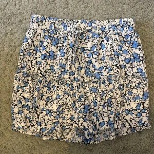 Vit och blå-blommig kjol från Zara🩷 - Säljer denna kjol från Zara💙🤍 den har som inbyggda shorts som jag visar på andra bilden🩷🩷