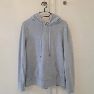 Hoodie - Fin ljusblå hoodie i mysigt material. Knappt använd, jättefint skick! 