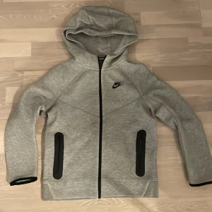 Nocta tech fleece - Nocta tech fleece i fint skick från unisports  Nypris 1 150kr