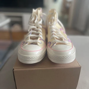 Golf wang chuck 70 - Golf wang höga converse pastel Yellow/ pink flames. Helt oanvända, saknar original låda men har kvitto. 