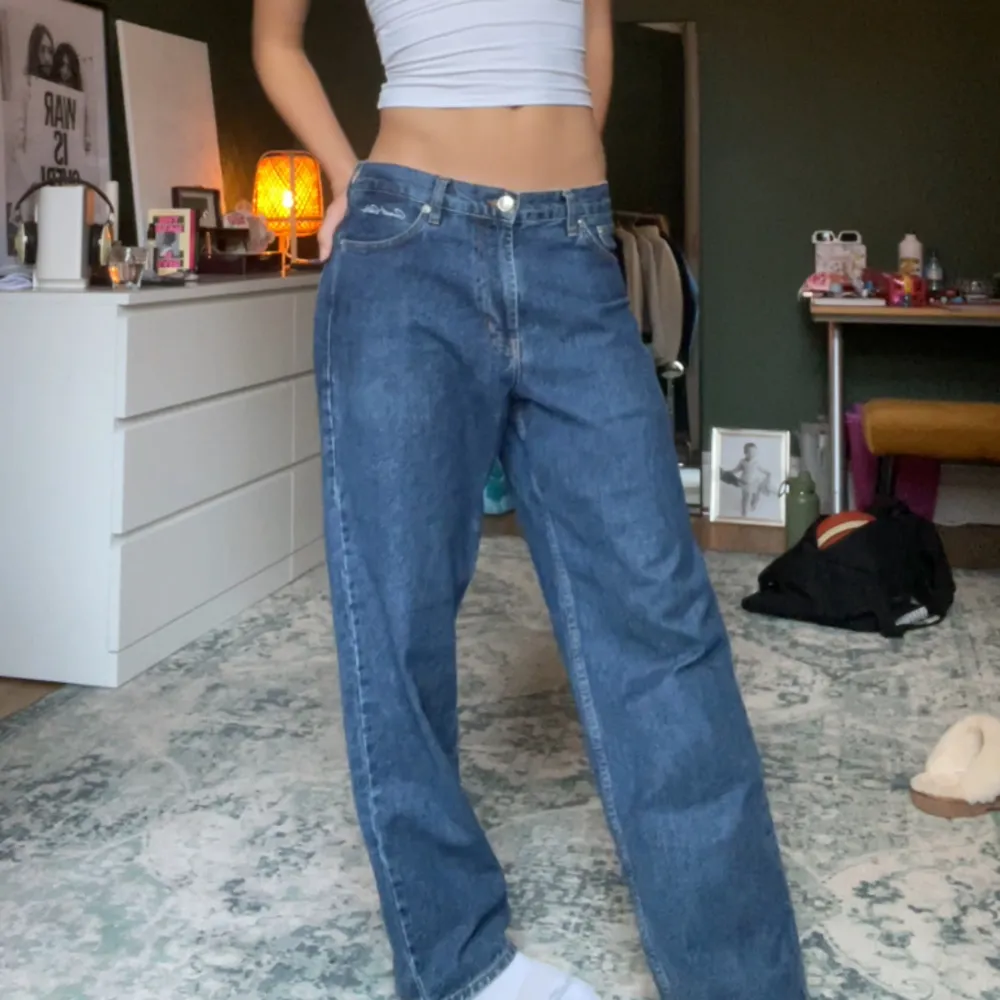 Jätte fina mörkblå jeans, i bra skick, köpta på junk yard. Säljer då dom tyvärr inte kommer till anvädning. Midjemått: 40 cm ( dock lite insydda) innerbensmått: 75 cm Litet märke på vänste bakficka, från mobil.🫶. Jeans & Byxor.
