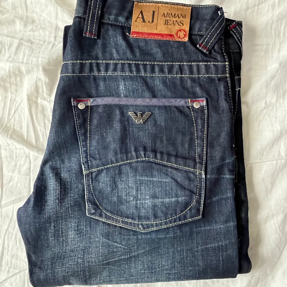 Armani jeans Slim fit  Storlek: S Skick: 8/10 Köpta för 3500kr . Jeans & Byxor.
