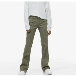 Hm jeans  - Sparsamt använda, de är uppsprättade i fållen vid fötterna för att de skulle bli längre och är perfekt på mig som är 1,70 lång. Storleken är 40 men passar på mig som har 36/38. Hör av er för fler bilder😍🙏🏼☺️