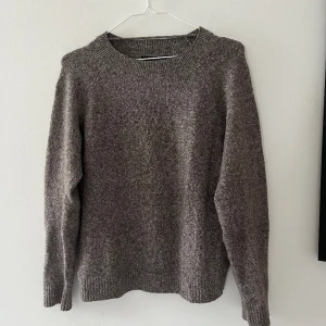 Stickad  - Stickad tröja med rund hals. Jättemysig, skön och snygg!! Endast använd en gång, nyskick 🌟💗