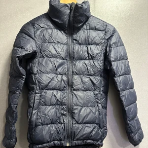 Peak performance jacka storlek xs  - Peak performance jacka storlek xs 
