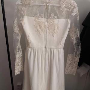  En fläckfri vit klänning