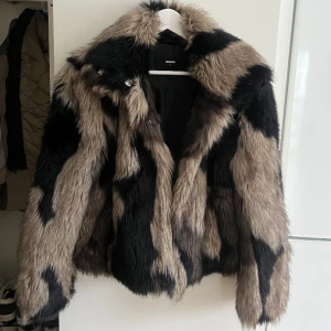 Pälsjacka (faux) - Säljer denna jättesnygga pälsjacka från bikbok! Jättebra skick då jag endast använt den 2-3 gånger. 