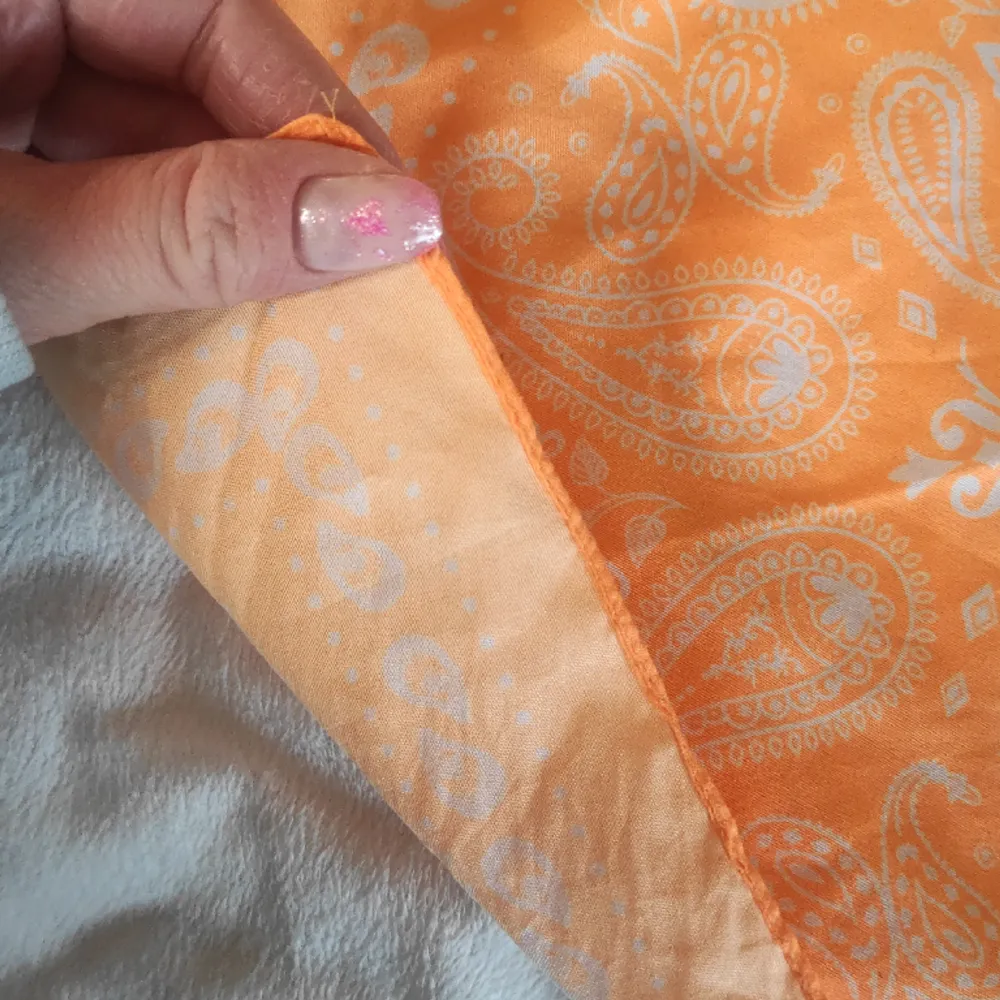 Orange bandana som är rätt så skrikande.. Accessoarer.