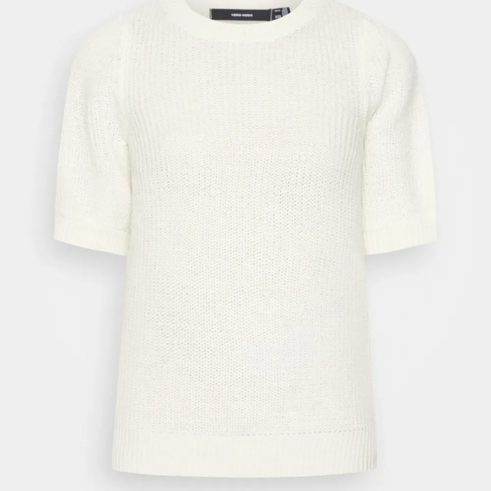 Säljer denna snygga trekvarts ärmade tröja! Aldrig använd så den är i väldigt bra skick!❤️. Tröjor & Koftor.