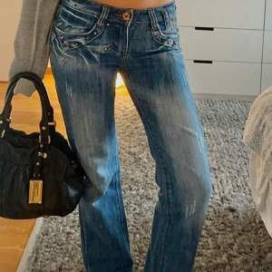 Skitsnygga lågmidjade jeans med coola detaljer!! Midjemått 35cm innerbenslängd 75cm💕💕