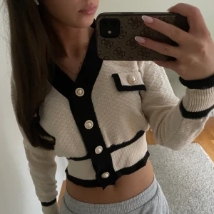 svart vit topp - En varm svart vit topp med knappar i storlek M💗