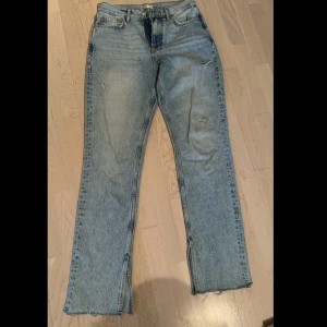 Jeans  - Storlek 36, snygga jenas med en flärp där nere och super sköna. Använd fåtal gånger så är i bra skick
