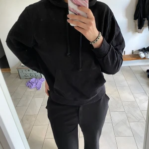 Svart hoodie🖤🕶️ - Svart hoodie från ASOS Collusion i stl S🕶️