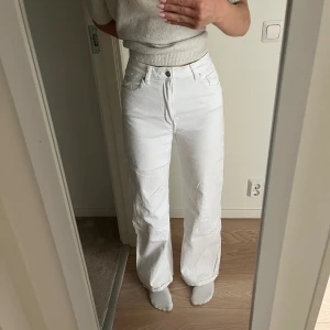 Högmidjade jeans - Fina högmidjade jeans från HM. Storlek 36. Perfekta i längden för mig som är 170. Säljer för att jag inte använder de längre 