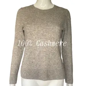 I relativt bra skick, se bilderna för små hål. 100% cashmere! Storlek S. Dockan använder storlek XS. Kolla gärna mått innan köp! MÅTT: Axel till axel 35cm, Ärmlängd 58cm, Armhåla till armhåla 45cm & Längd (från armhåla och ner) 38cm