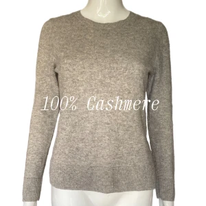 Tröja i 100% Kashmir  - I relativt bra skick, se bilderna för små hål. 100% cashmere! Storlek S. Dockan använder storlek XS. Kolla gärna mått innan köp! MÅTT: Axel till axel 35cm, Ärmlängd 58cm, Armhåla till armhåla 45cm & Längd (från armhåla och ner) 38cm