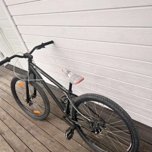 Haro dirtbike  - Säljer min cykel då den inte kommit till någon användning på senaste, lite rostig här o var men går att måla över, cykeln är synligt använd men fungerar utmärkt och priset kan diskuteras. Möts på plats 