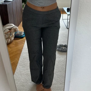 Grå byxor - Grå byxor från madlady som inte kommit till användning då dom va lite korta på mig! Väldigt bekväma!