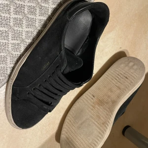 Artigato skor  - Svarta arigato skor med snören. Använts. Skicket är rätt så slitet men säljer ändå för att de ska komma till användning. 