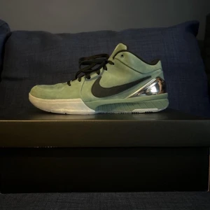 Kobe 4 Protro ”Girl Dad” - Kobe IV Protro Girl Dad.                                   Storlek 42,5                                                            Helt oanvända, vunna på SNKRS app              Priset är diskuterbart