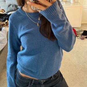 Stickad royal blå tröja - Stickad royal blå tröja från Vila. Storlek s. Knappt använd.