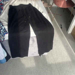 Byxa - Bra att ha på sig i vinter. Färgen på byxan är svart. 
