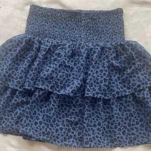 Super söt blå kjol - Säljer min fina kjol som är i mycket bra skick. Storlek 170 men den är stretchig och passar någon som bär S eller M. Kom privat om ni undrar något!💞☺️