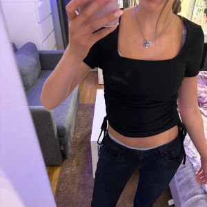 Svart t-shirt - Svart t-shirt med knyten på sidorna  Aldrig använd  Nypris 200kr