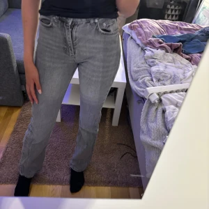 Grå jeans  - Gråa Gina tricot jeans Väl använda men i bra skick,inget fel på dom Nypris ca 500kr