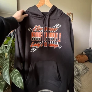 Vintage Hoddie  - En snygg Vintage hoddie köpt på Beyond Retro. Snygg med coolt tryck och säljs endast pga den inte används av mig! Skriv vid intresse eller frågor!!🫶🏻 Passar S-M