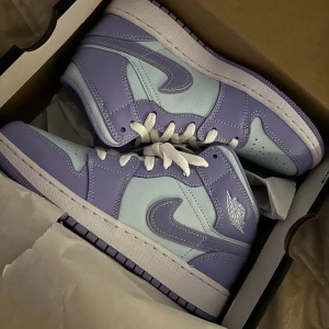 Nike Air Jordan 1 mid 37,5 Pastell - Säljer helt nya Nike Air Jordan 1 Mid, strl 37,5. Pastellfärgade och aldrig använda. Perfekta för sneakersentusiasten. Originalförpackning medföljer. Fraktkostnad tillkommer. Vid frågor, kontakta mig.