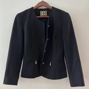 Cool kavaj!! - Så snygg till exempelvis utgång!! Älskar den är lite liten dock! Hade axelvaddar förut men har tagit bort dom. Därav små hål men de syns bara på insidan<3