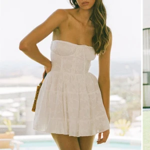 Miniklänning från Sabo Skirt - Så himla fin och helt oanvänd klänning, perfekt till tex midsommar! Sitter otroligt på kroppen. Nypris är 800 kronor, men beställer man från hemsidan tillkommer även frakt och tullavgift som kostade 400 kronor.