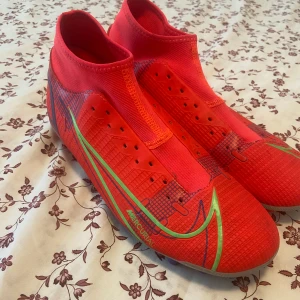Nike Mercurial - Fotbolls skor i 9/10 skick Skosnören fattas men inga skador eller repor nånstans Storlek 42 Kostar runt 4-5 tusen helt nya