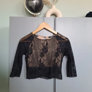 Svart och beige spetstopp, spetströja, spetsblus strl S - Svart och beige spetstopp, spetströja, spetsblus strl S. Från BikBok. Fint skick. Missa inte mina andra annonser också. 