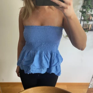 Kjol från mango - Fin blå volang kjol från mango, går även att ha som topp 💙