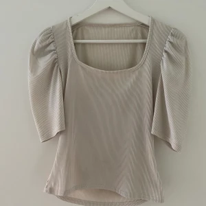 Topp  - Topp med puffärm och fyrkantig urringning. Använd med säljes i bra skick 